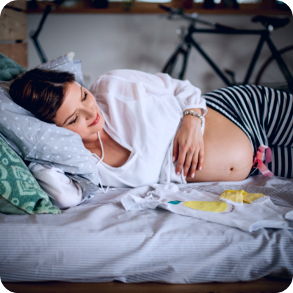 Czy będąc w ciąży mogę spać na brzuchu?