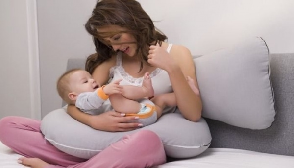 Super Mami "7" Poduszka dla kobiet w ciąży wzór Grochy